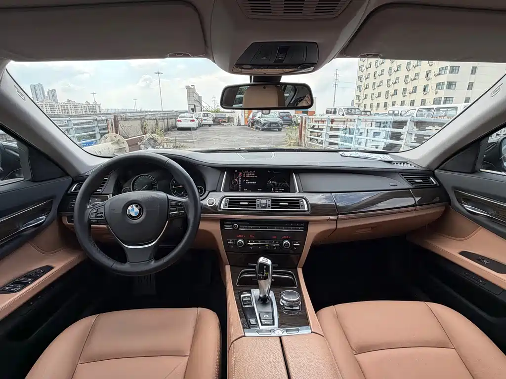 BMW 7 Series 2015 — фото 10