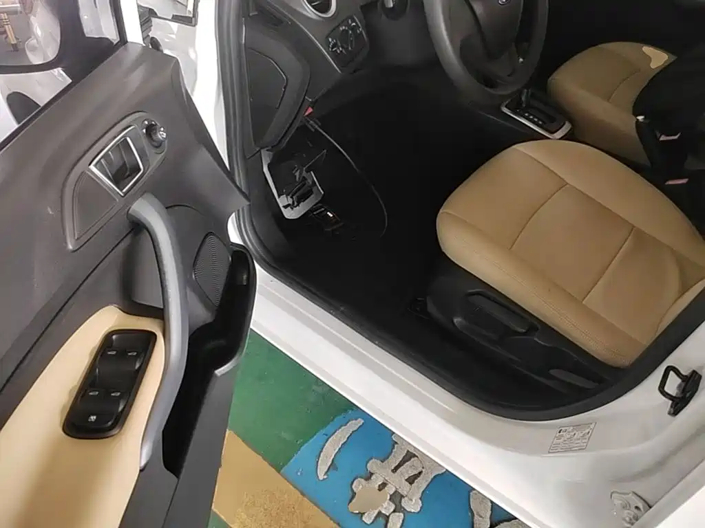 Ford Fiesta 2015 — фото 16