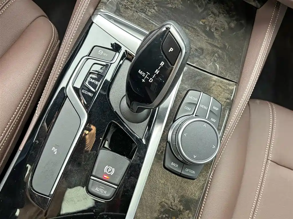 BMW 5 Series 2019 — фото 17