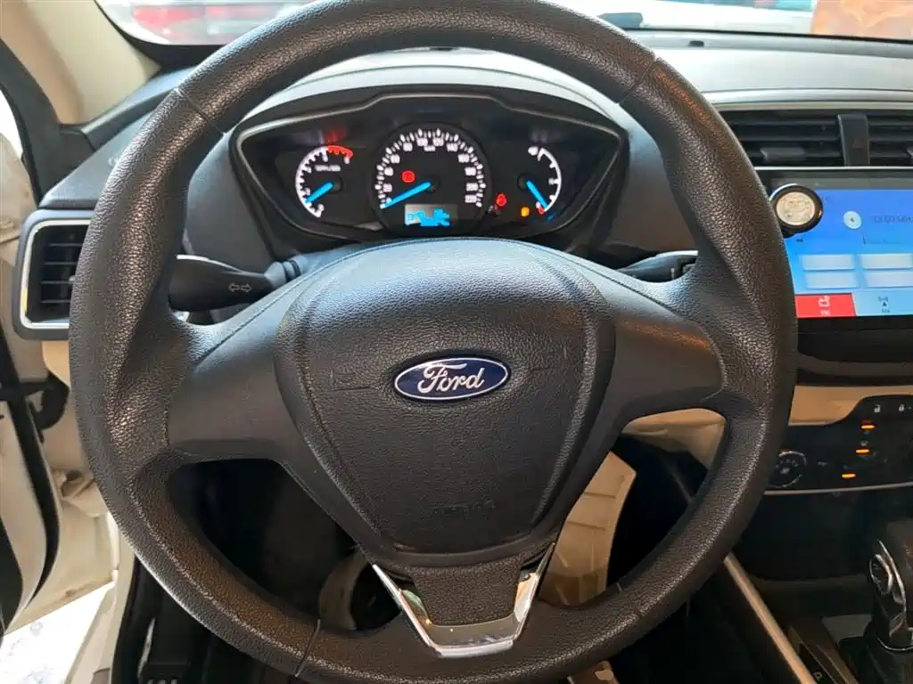 Ford Escort 2017 — фото 11