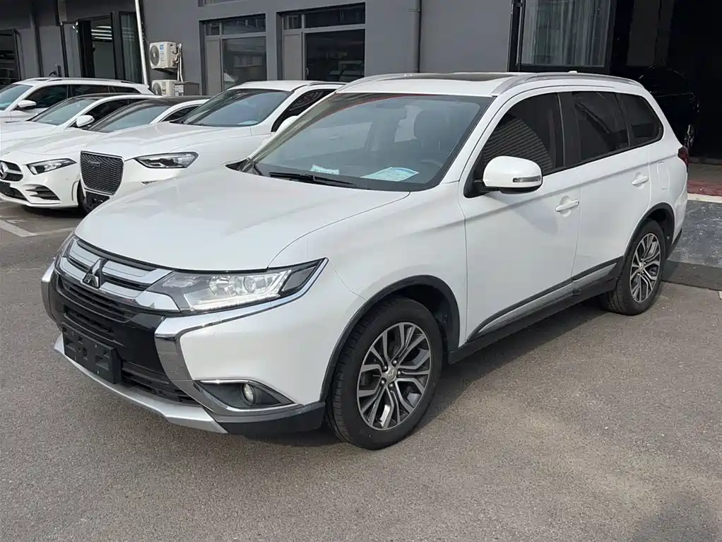 Mitsubishi Outlander 2018 — фото 2