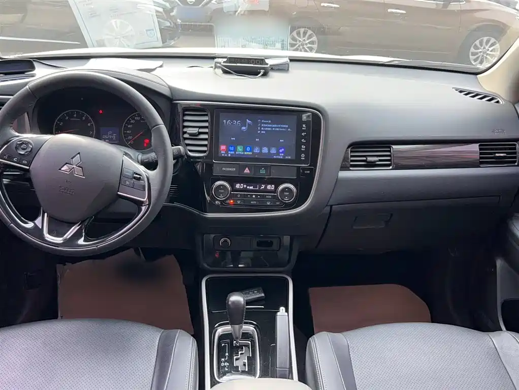 Mitsubishi Outlander 2018 — фото 17
