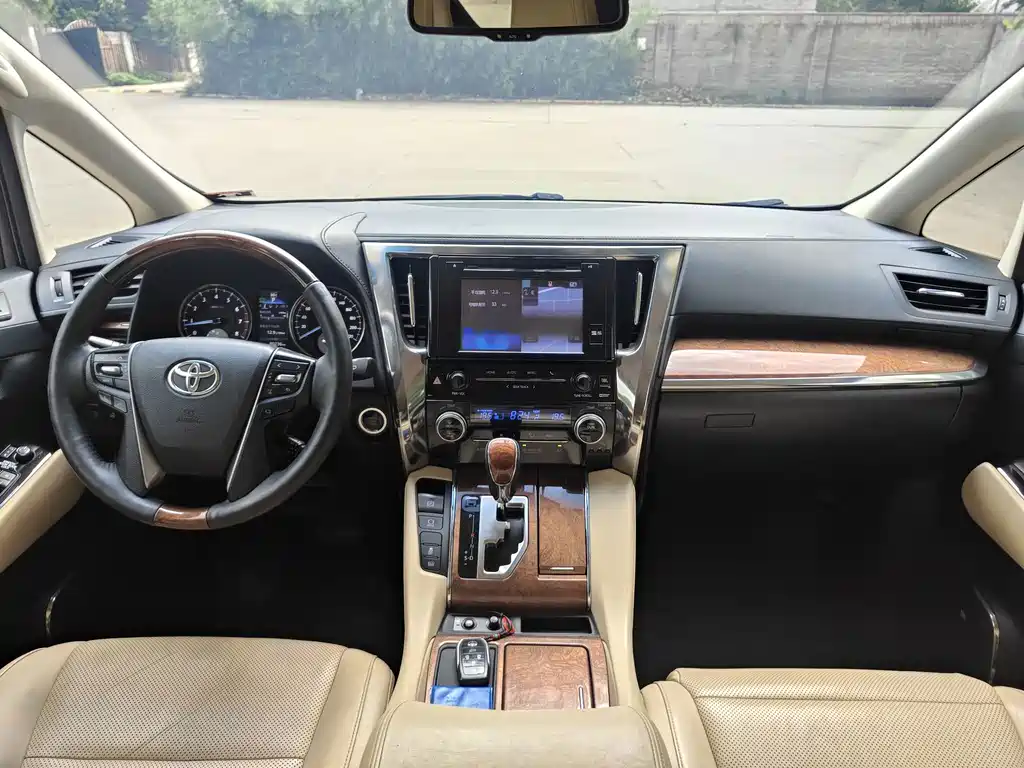Toyota Alphard 2018 — фото 12