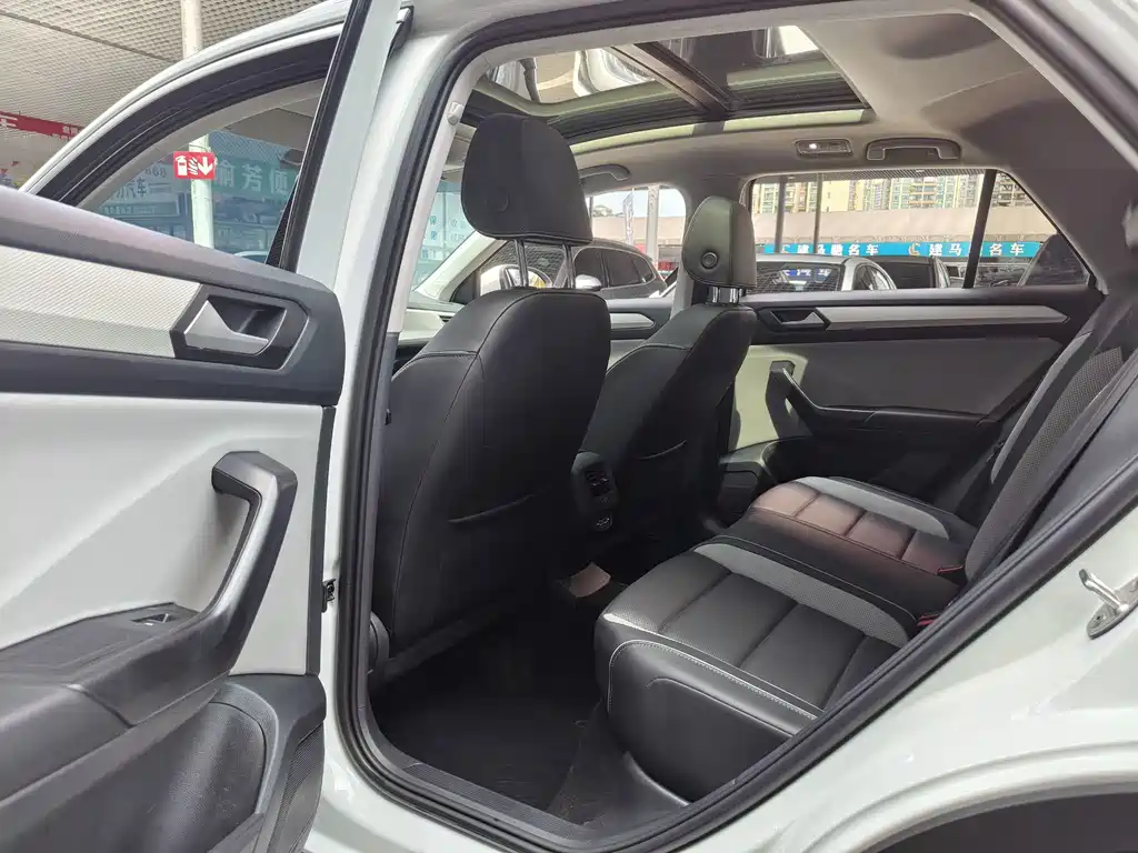 Volkswagen T-Roc 2023 — фото 12