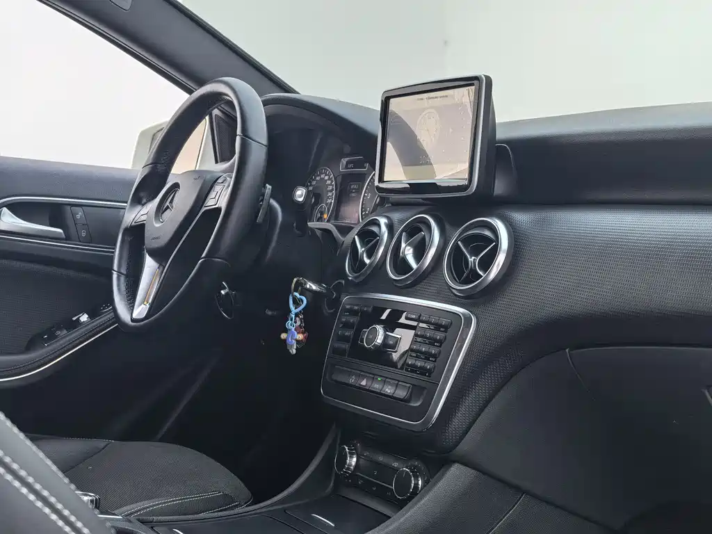 Mercedes-Benz A-Class 2015 — фото 10