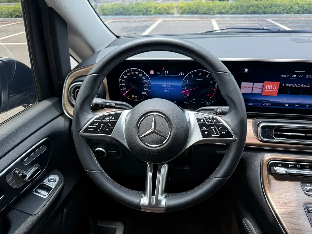 Mercedes-Benz V-Class 2025 — фото 15
