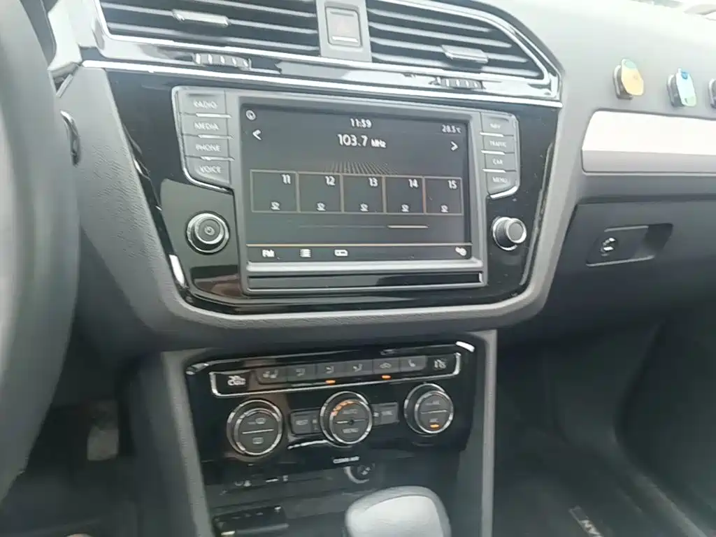 Volkswagen Tiguan L 2017 — фото 13