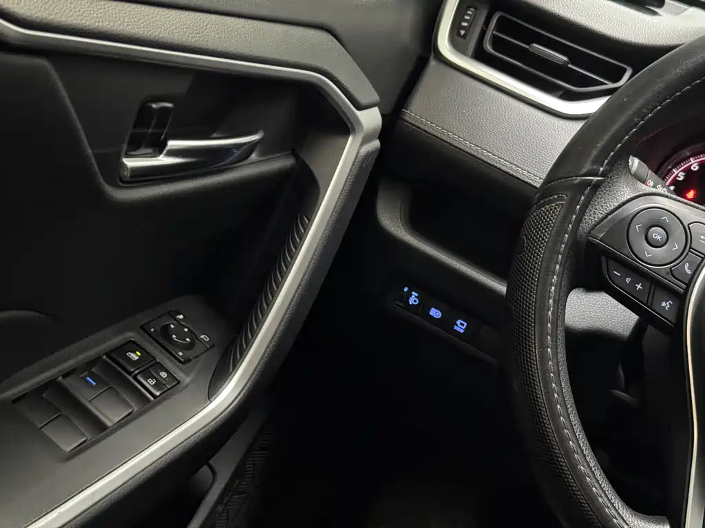 Toyota RAV4 2019 — фото 19
