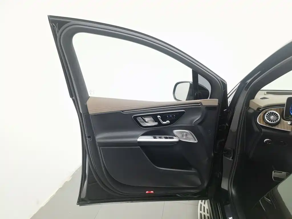 Mercedes-Benz EQE SUV 2024 — фото 8