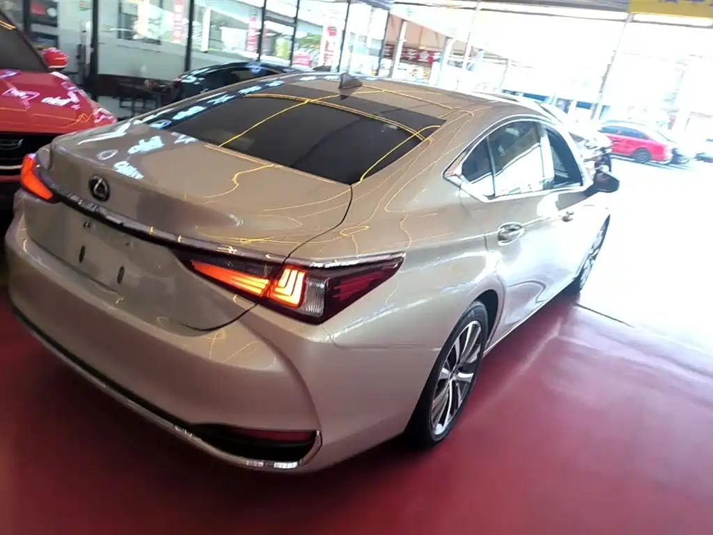 Lexus ES 2019 — фото 7