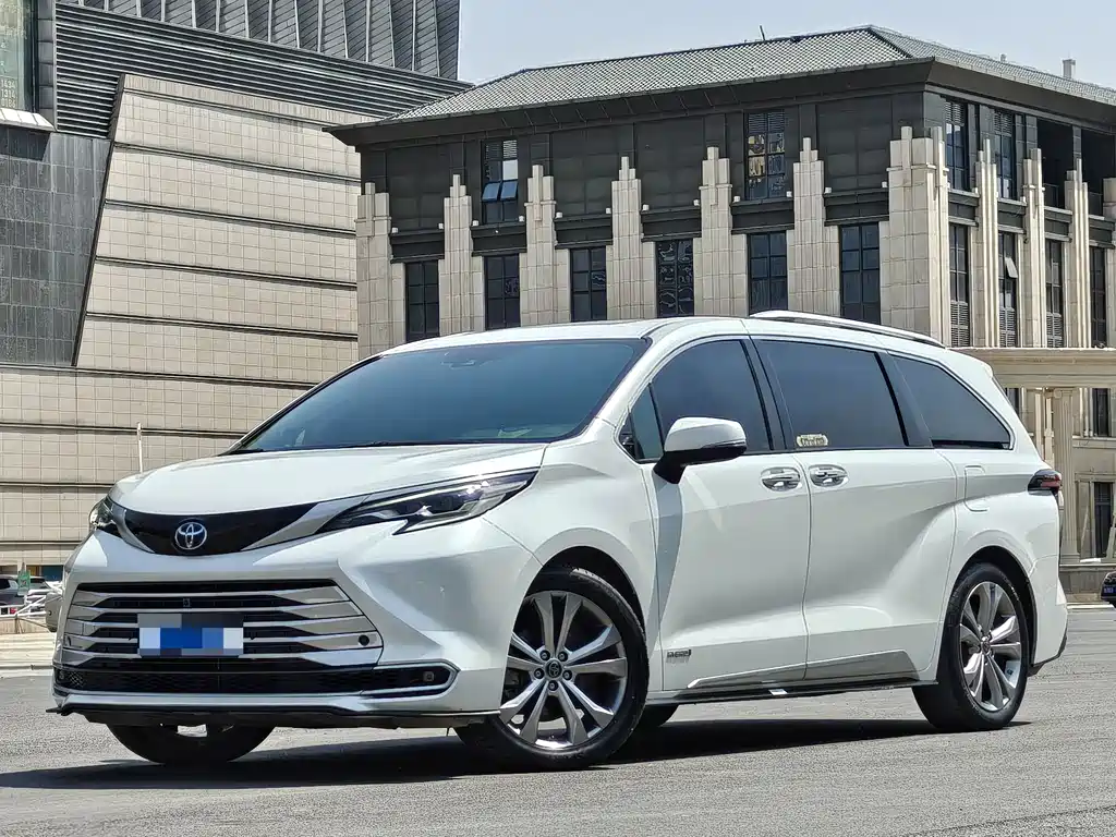 Toyota Sienna 2023 — фото 1