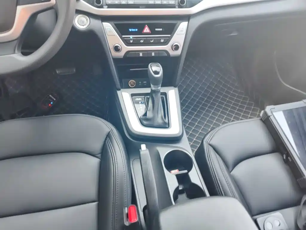 Hyundai Elantra 2018 — фото 14
