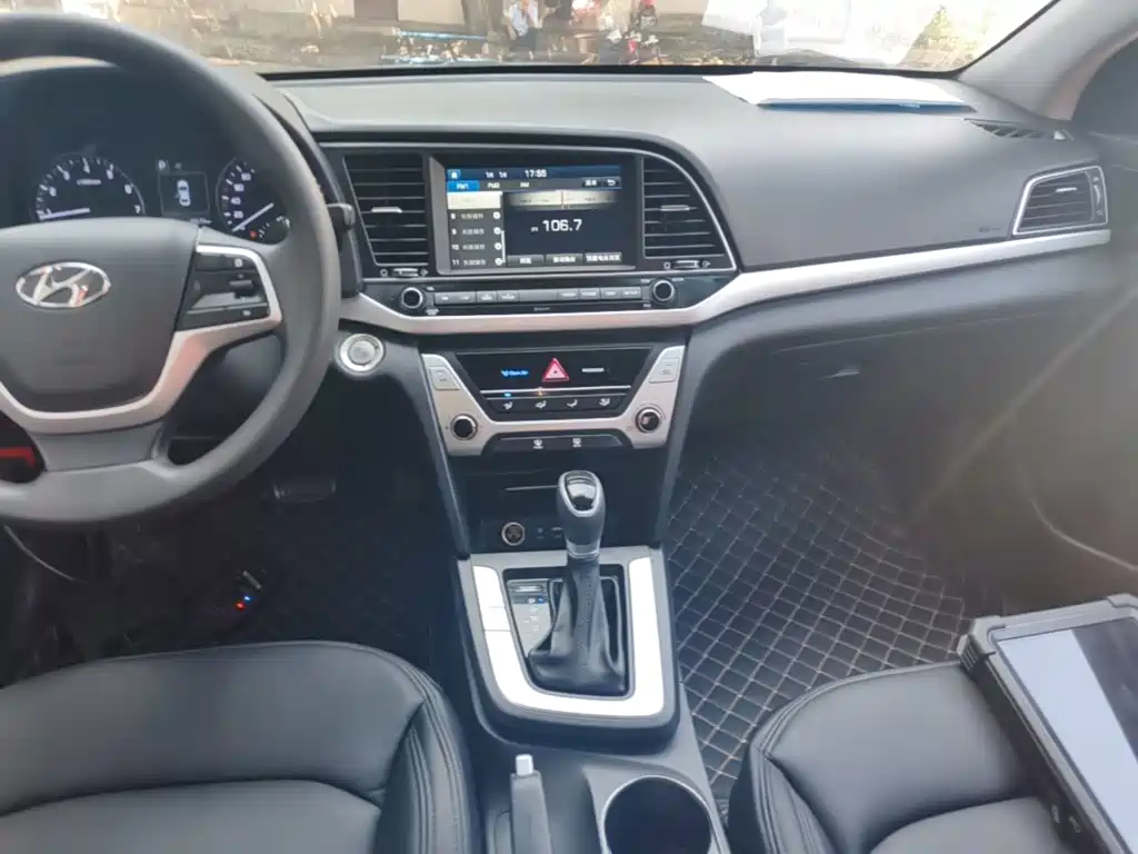 Hyundai Elantra 2018 — фото 13