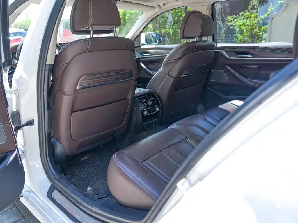 BMW 5 Series 2019 — фото 18