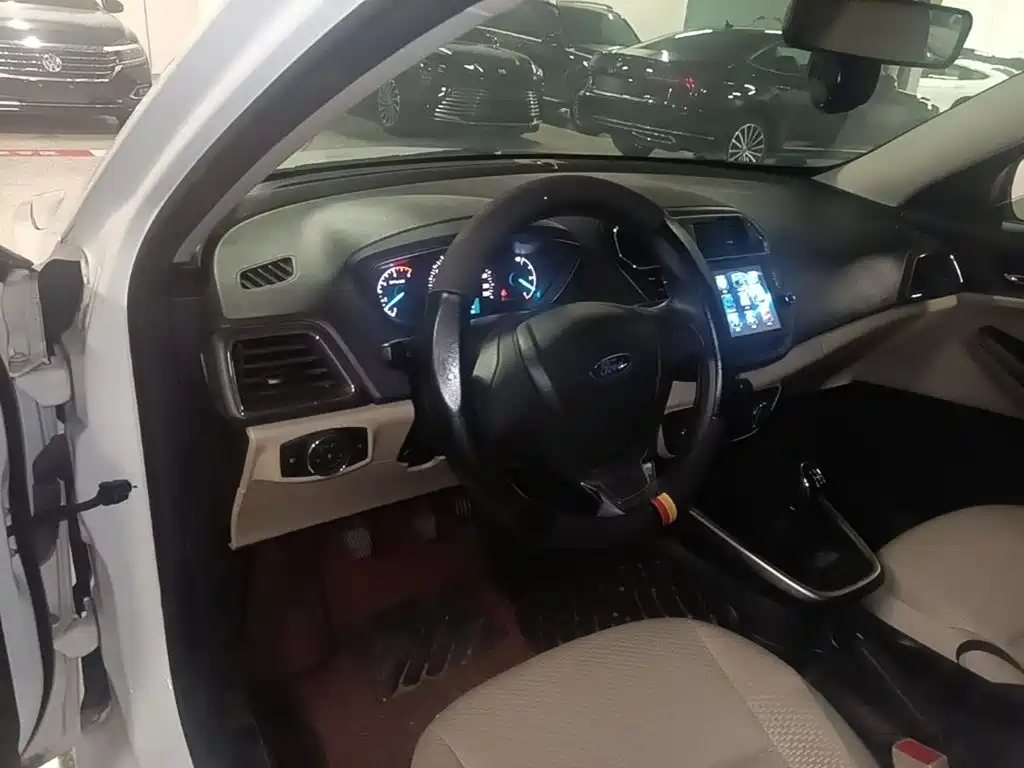 Ford Escort 2015 — фото 17