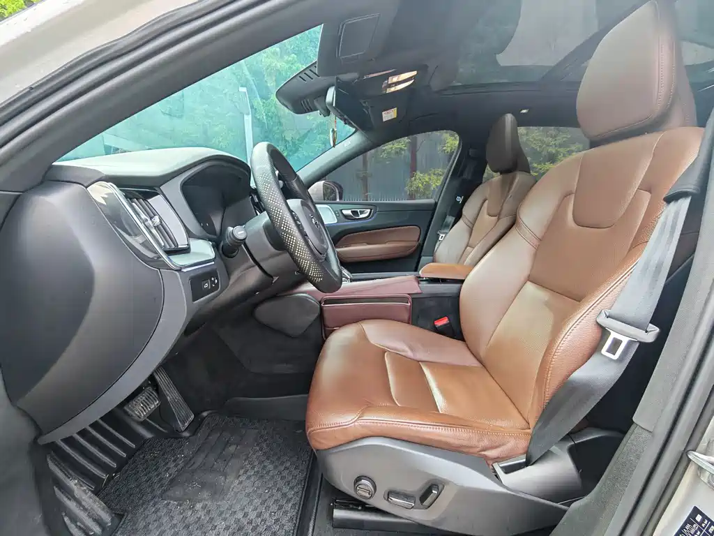 Volvo XC60 2023 — фото 17