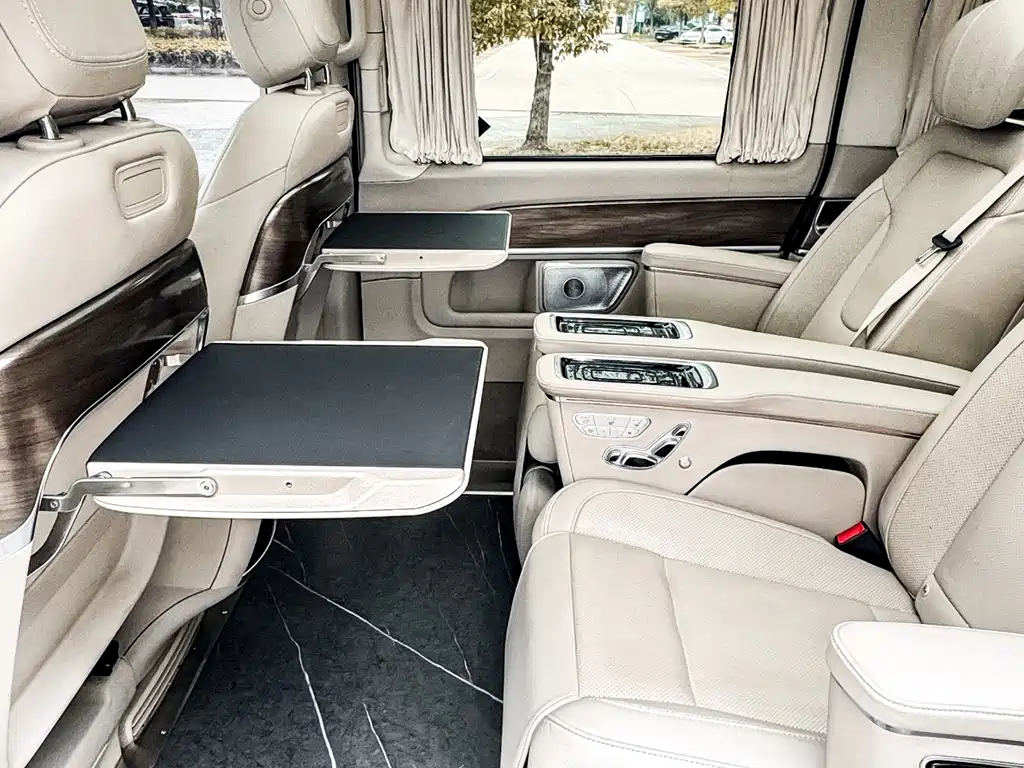 Mercedes-Benz V-Class 2023 — фото 11