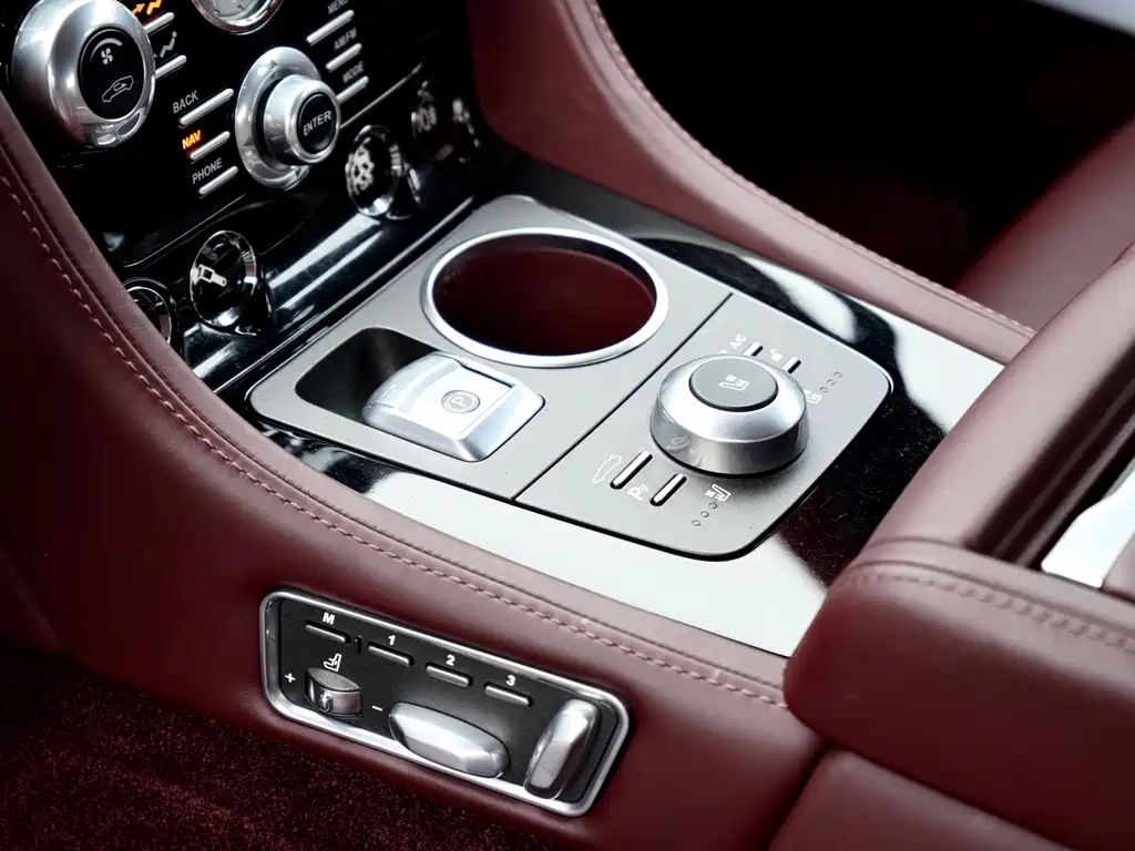 Aston Martin Rapide 2016 — фото 13