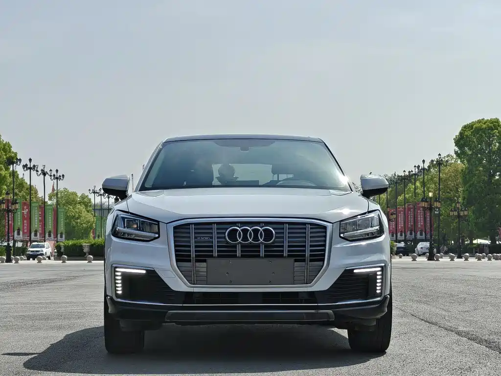 Audi Q2L e-tron 2020 — фото 2