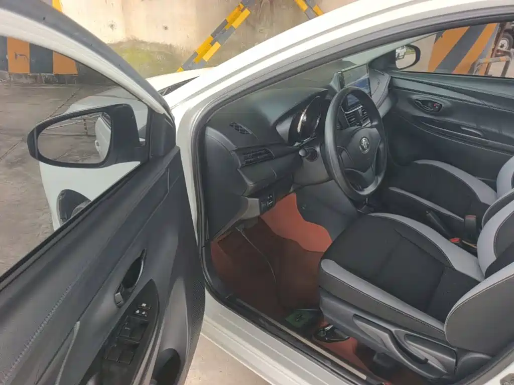 Toyota Yaris L 2021 — фото 16