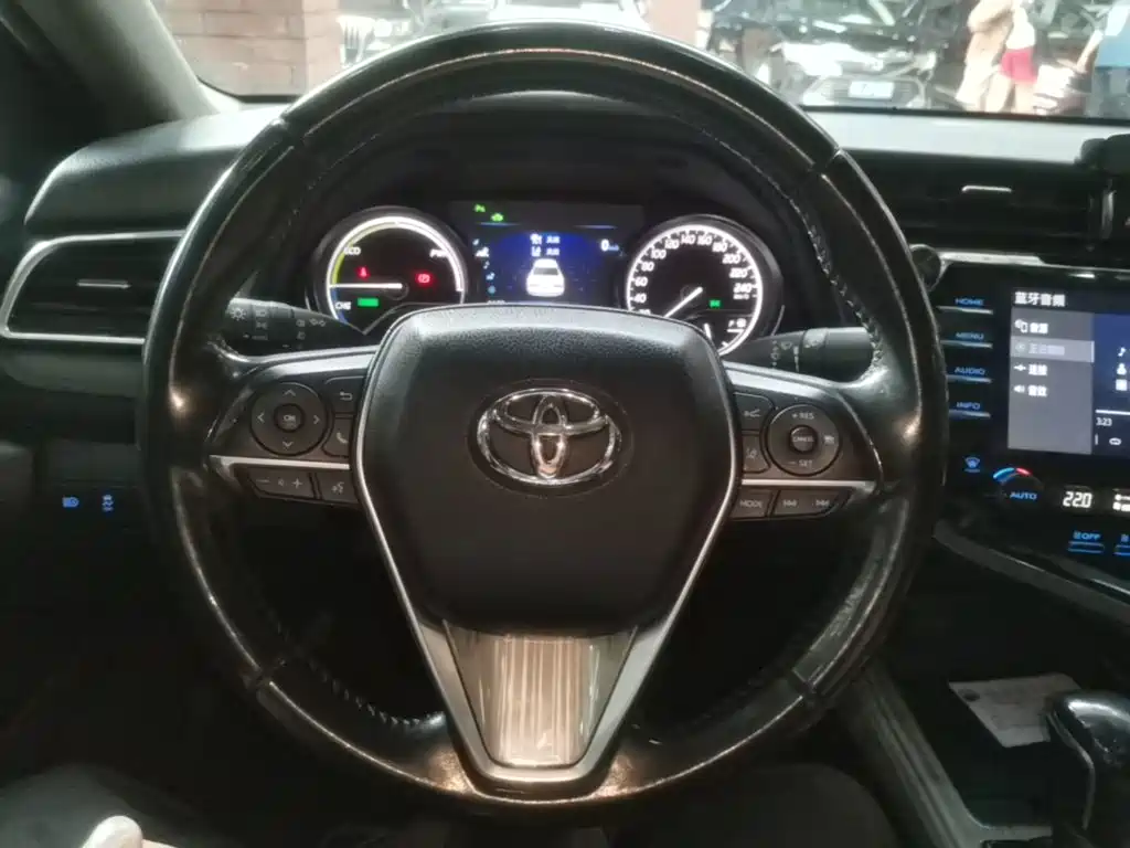 Toyota Camry 2019 — фото 11