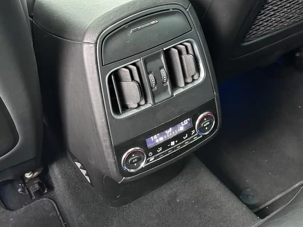 Maserati Levante 2017 — фото 14