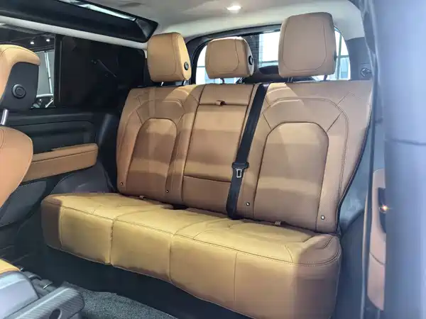 Land Rover Defender 2024