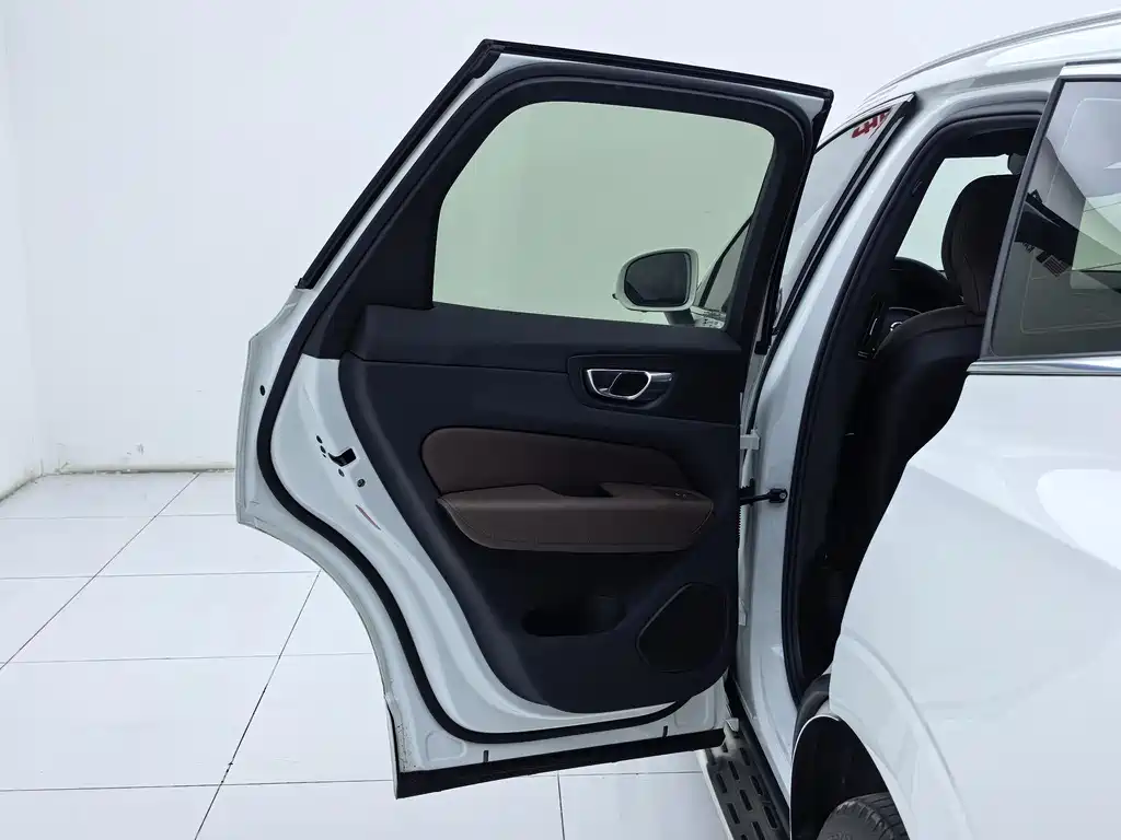 Volvo XC60 2023 — фото 20