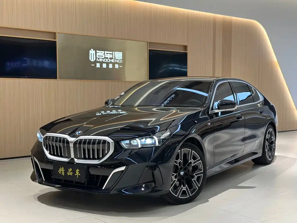 BMW 5 Series 2025 — фото 1