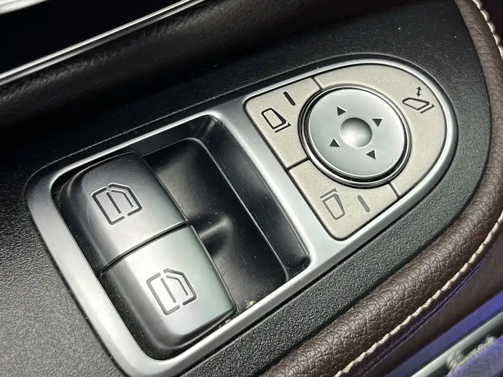 Mercedes-Benz V-Class 2021 — фото 15