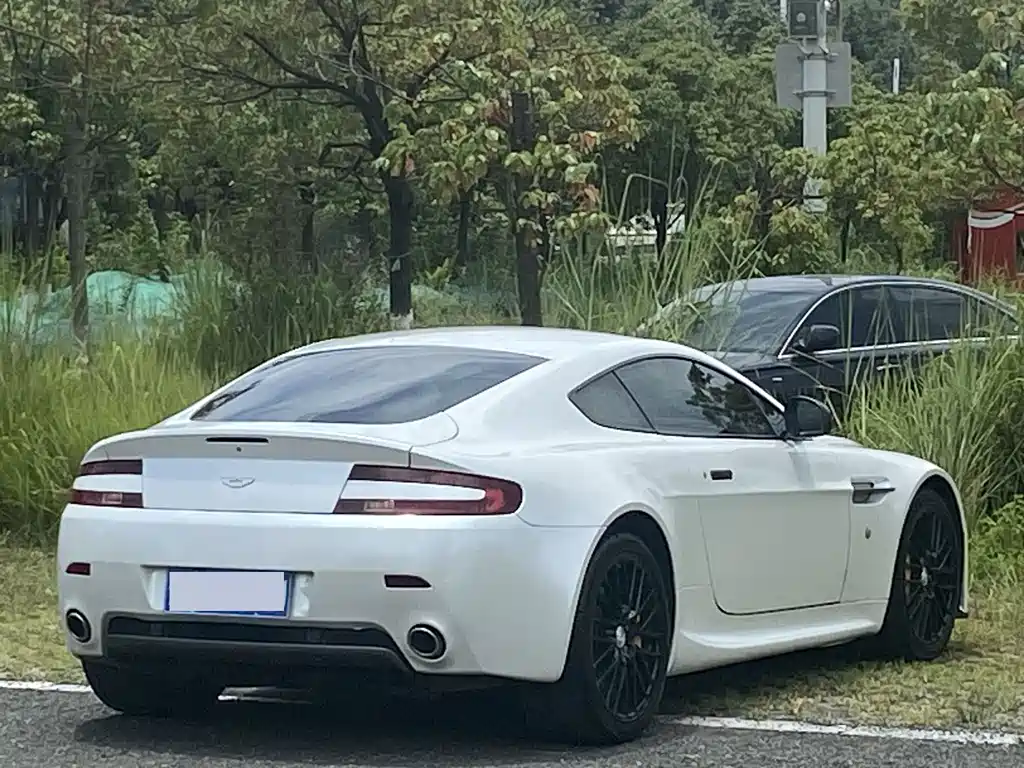 Aston Martin V8 Vantage 2014 — фото 9