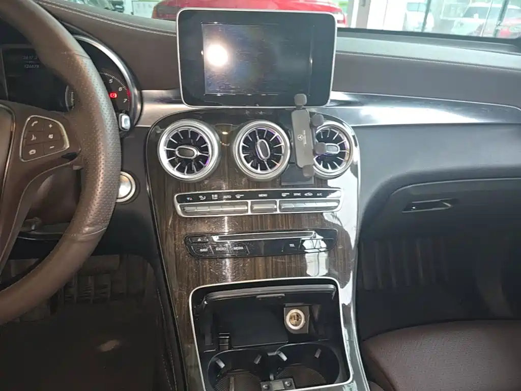 Mercedes-Benz GLC 2018 — фото 13