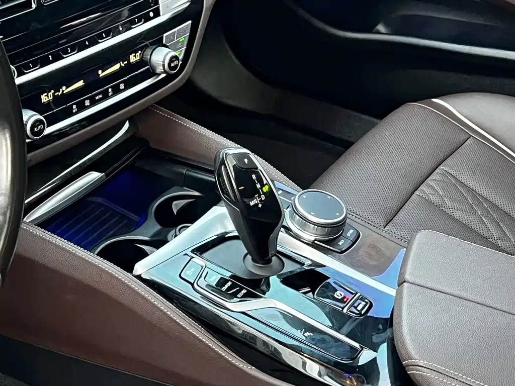 BMW 5 Series 2021 — фото 11