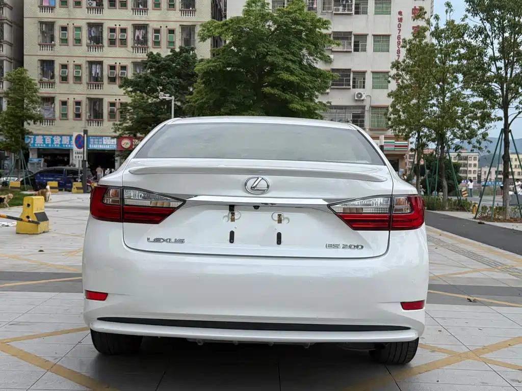 Lexus ES 2017 — фото 15