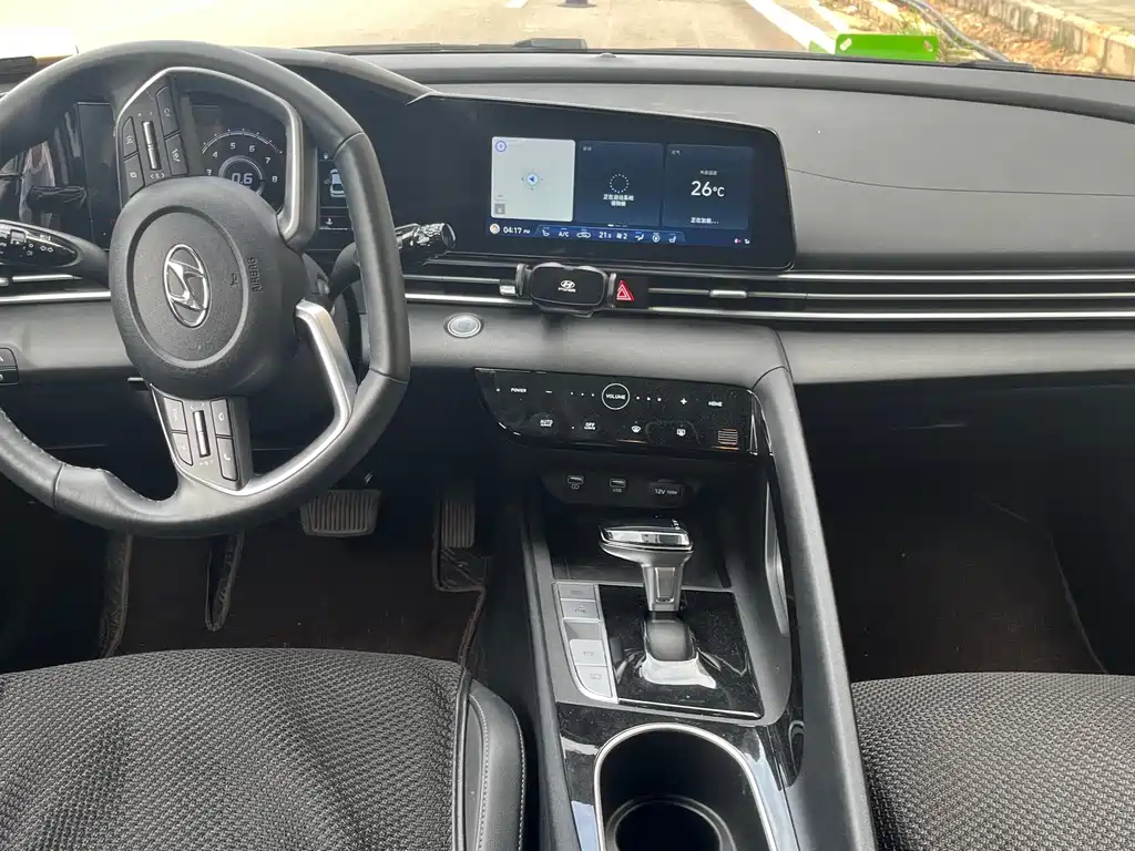 Hyundai Elantra 2022 — фото 12