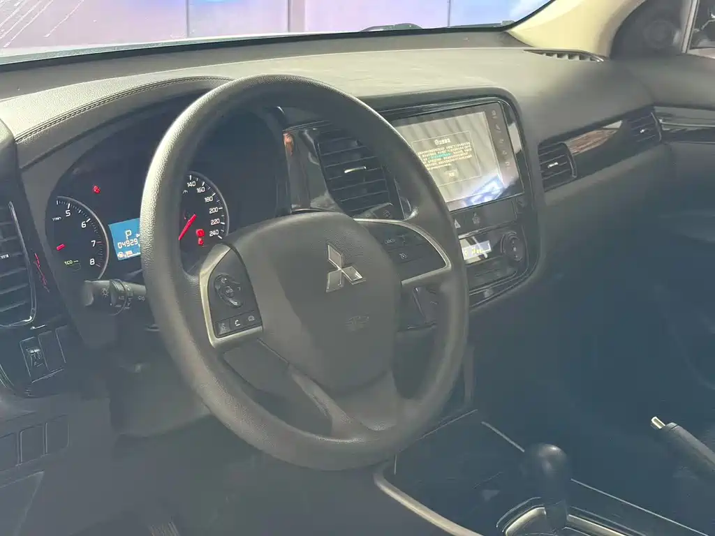 Mitsubishi Outlander 2022 — фото 16