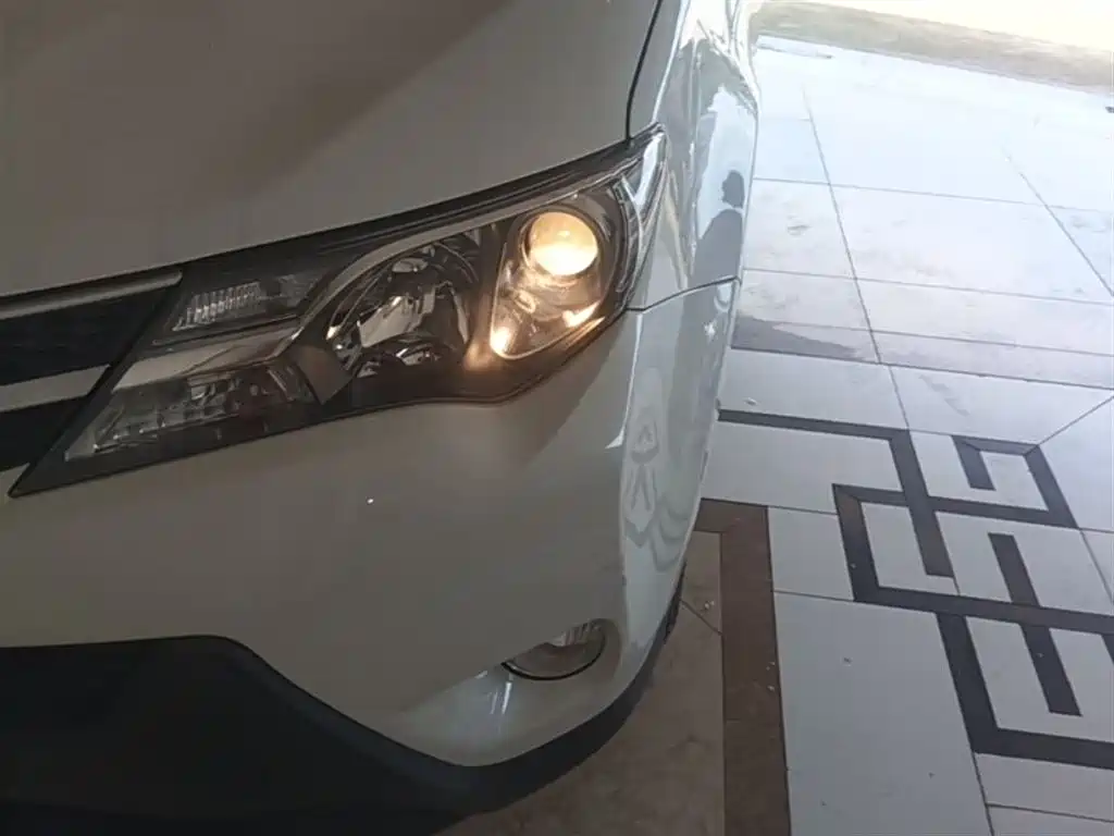 Toyota RAV4 2015 — фото 24