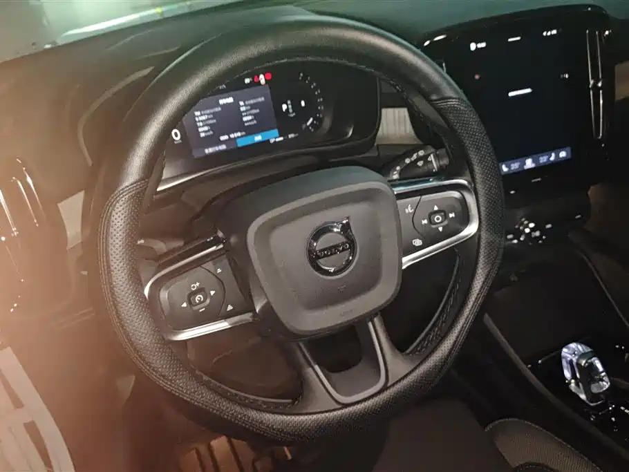Volvo XC40 2023 — фото 15