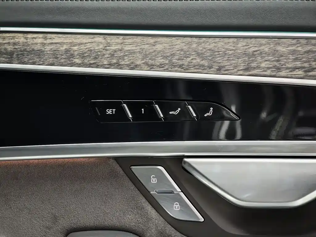 Audi A8 2021 — фото 19