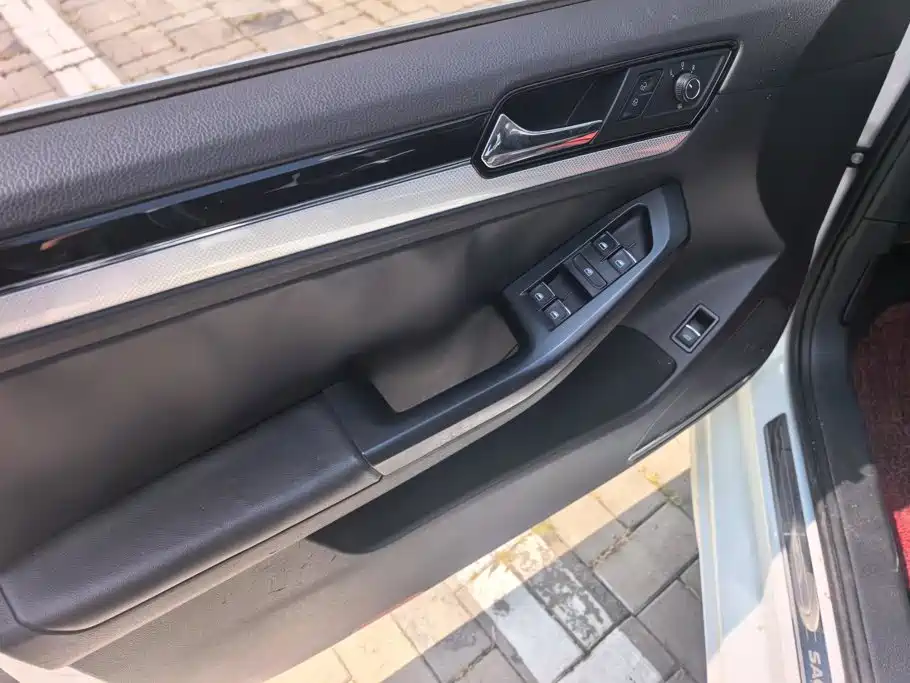 Volkswagen Sagitar 2016