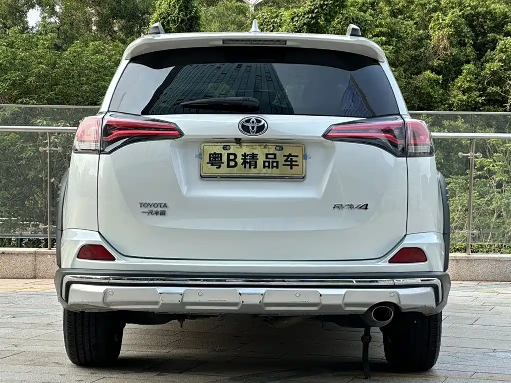 Toyota RAV4 2019 — фото 8