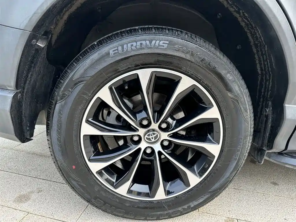 Toyota RAV4 2019 — фото 19