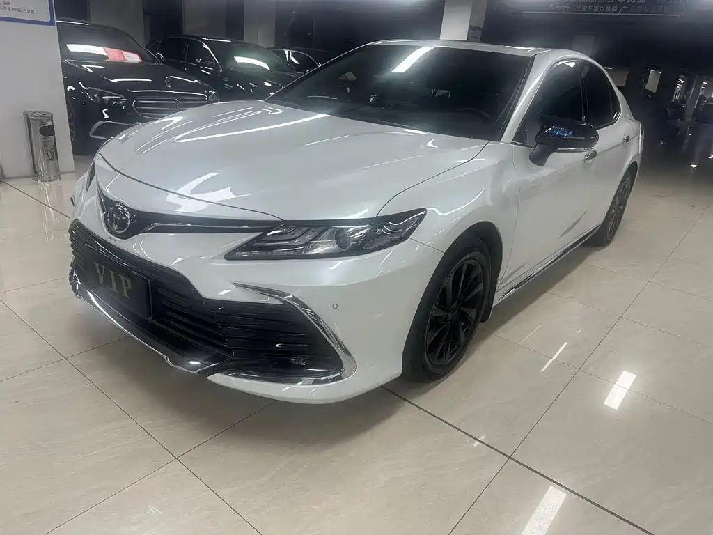 Toyota Camry 2023 — фото 1