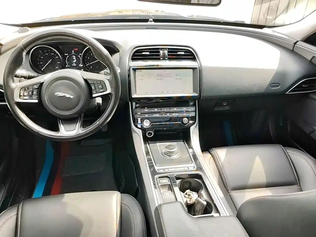 Jaguar XEL 2019 — фото 10