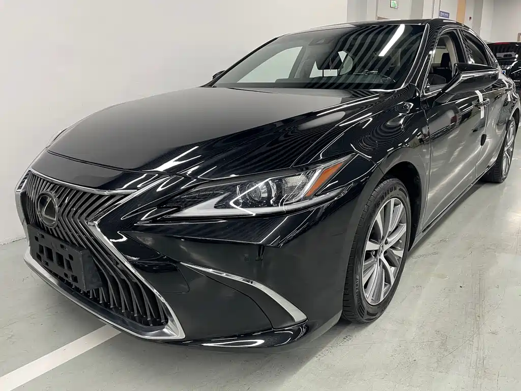 Lexus ES 2021 — фото 1