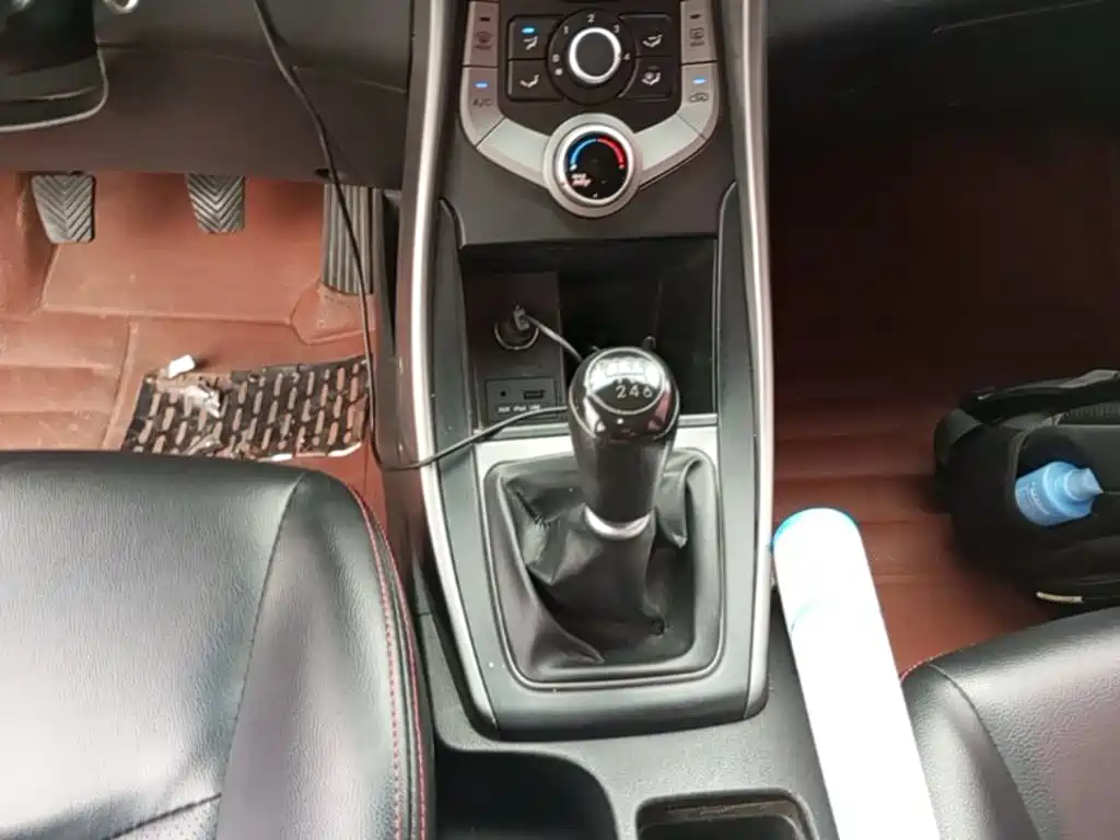 Hyundai Elantra 2016 — фото 14