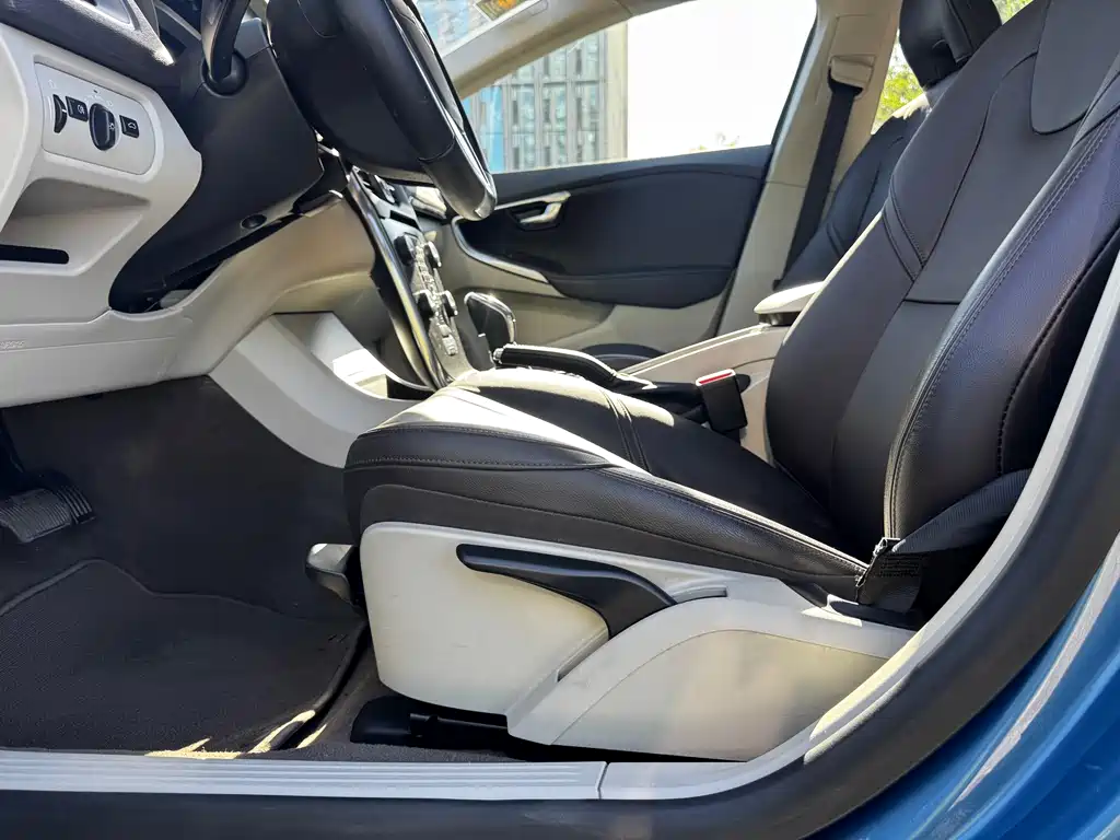 Volvo V40 2015 — фото 10