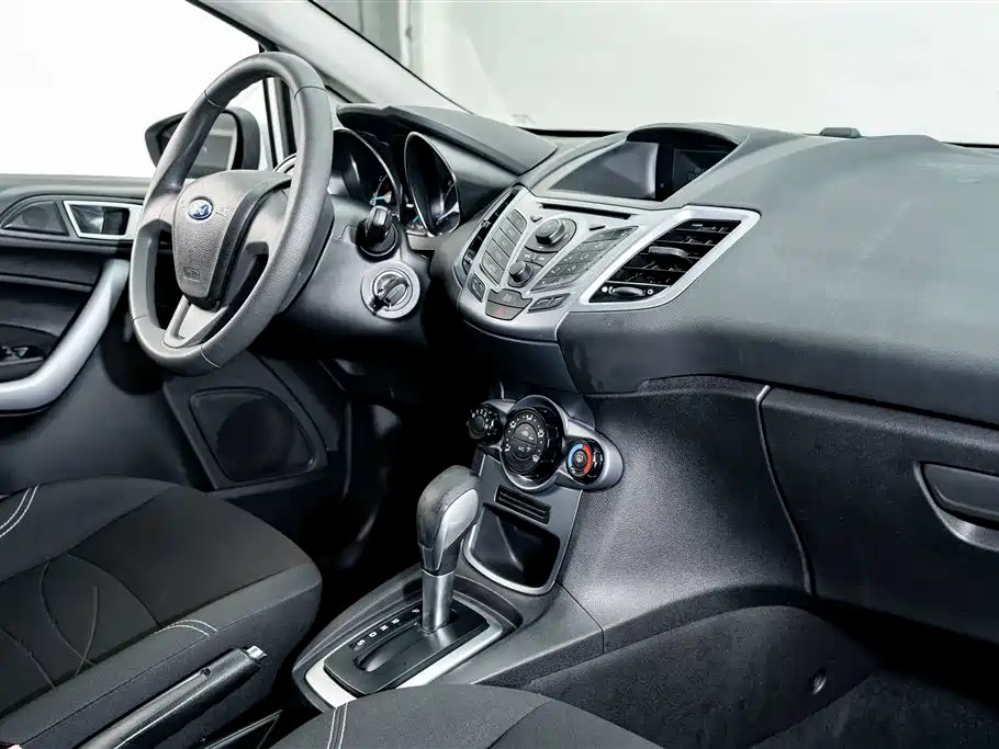 Ford Fiesta 2015 — фото 17