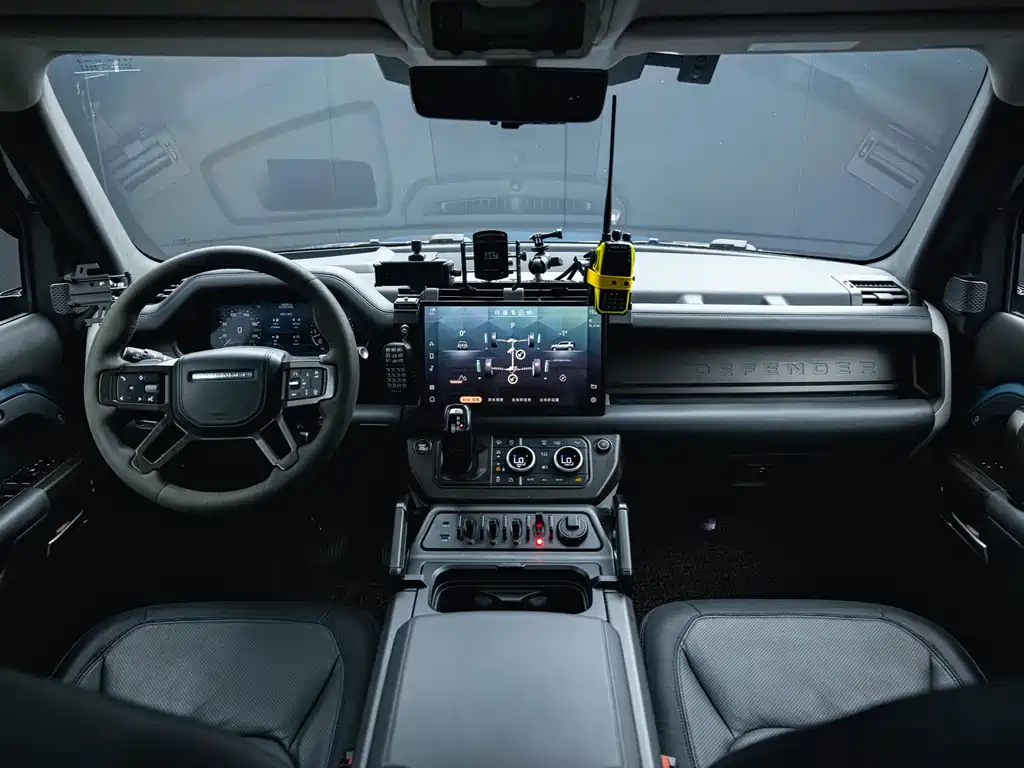 Land Rover Defender 2022 — фото 10