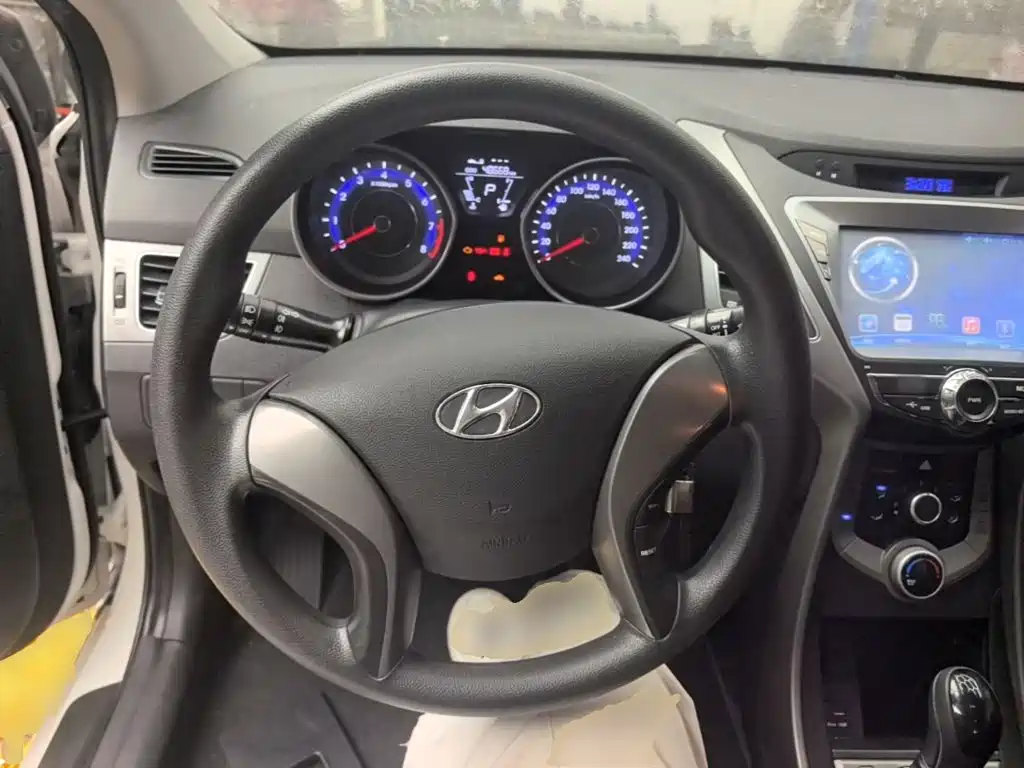 Hyundai Elantra 2016 — фото 11